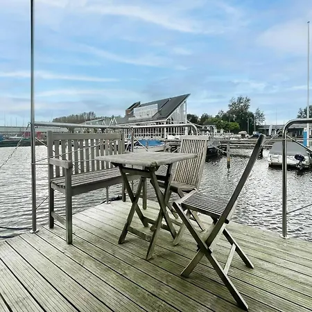 Boathouse With View Terrace Hotel na wodzie Uitgeest
