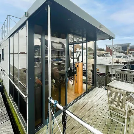Boathouse With View Terrace Hotel na wodzie