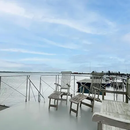 Boathouse With View Terrace Hotel na wodzie