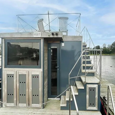 Boathouse With View Terrace Hotel na wodzie